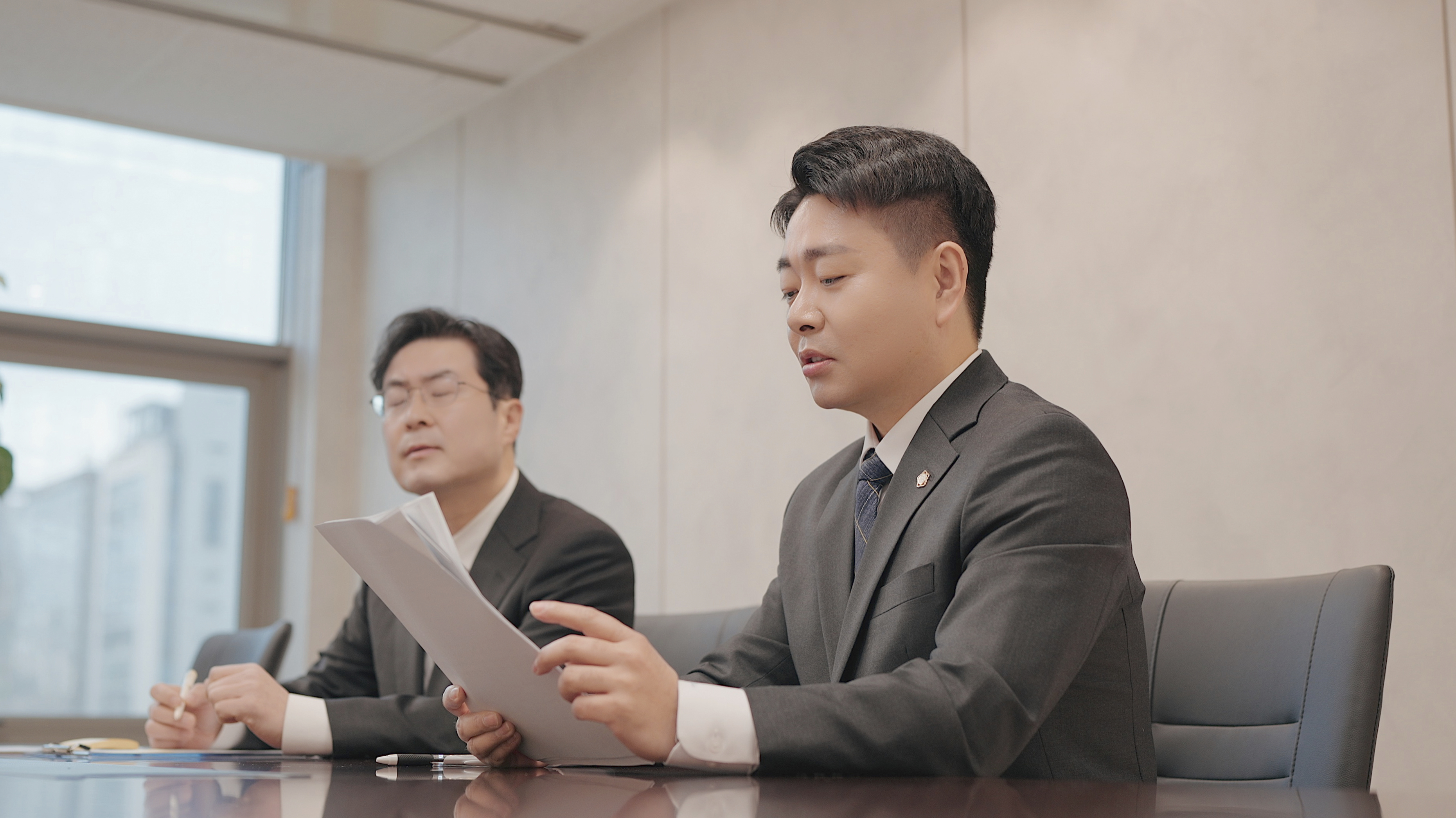법무법인 정서 의뢰인과 상담하는 대표변호사 김홍일