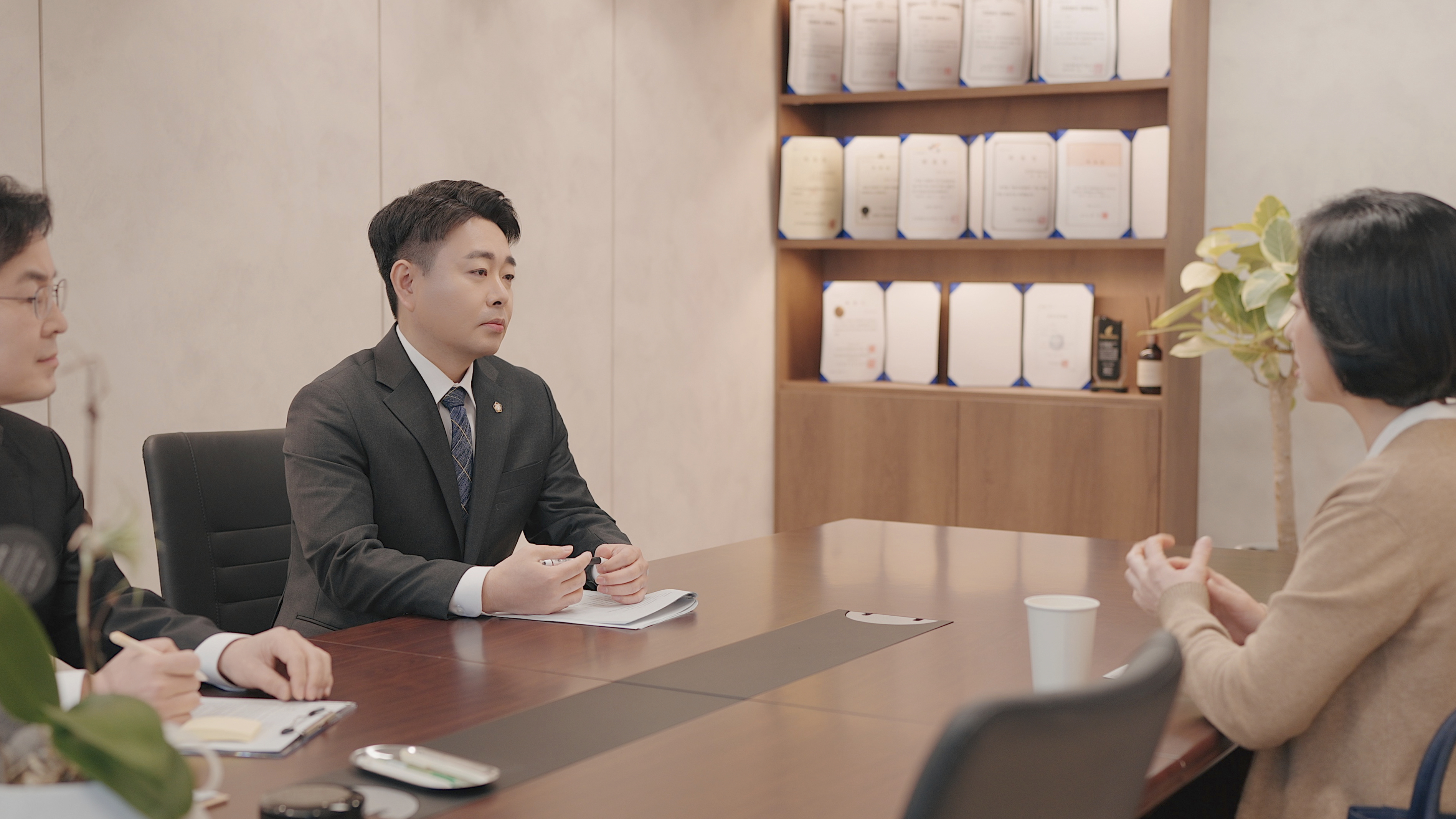 법무법인 정서 의뢰인과 상담중인 변호사